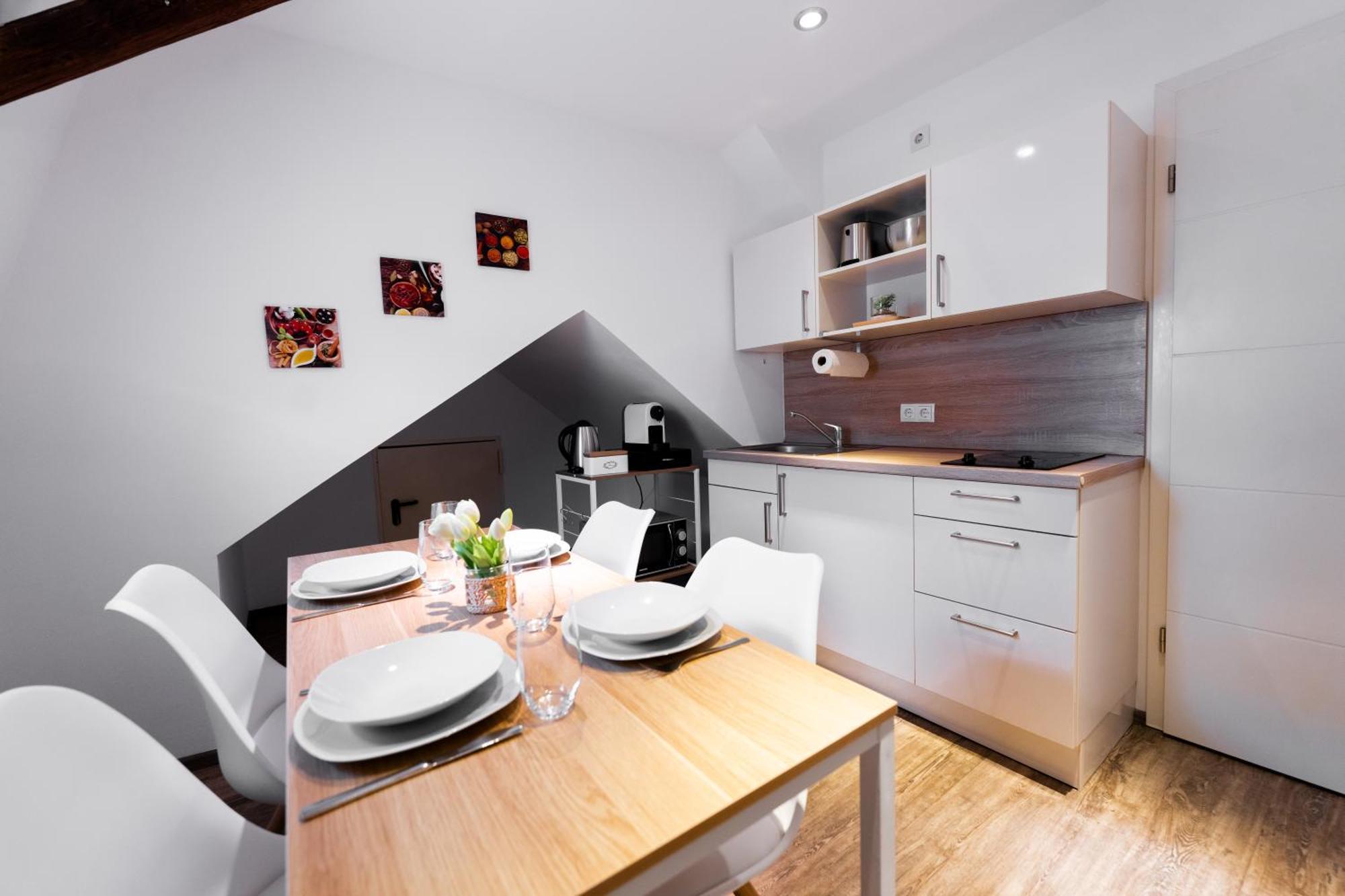 Moderne Stadtwohnung An Der Fussgaengerzone, Smart Tv, Kingsize-bett, Couch, Kueche Apartment *