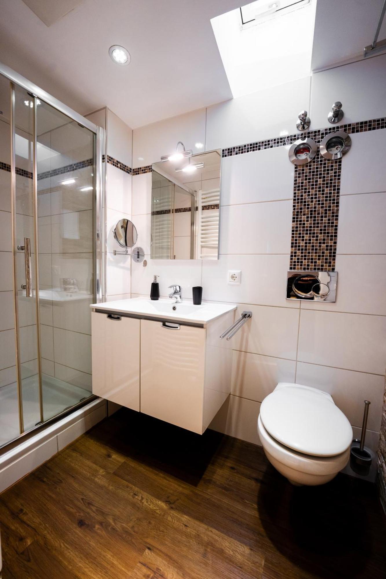 Moderne Stadtwohnung An Der Fussgaengerzone, Smart Tv, Kingsize-bett, Couch, Kueche Apartment *